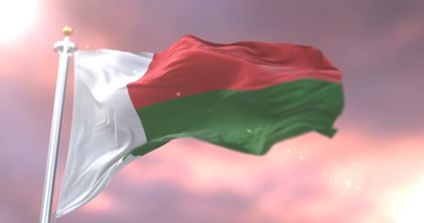 Флаг Мадагаскара Медленно Машущий Ветром Закате Петля — стоковое видео