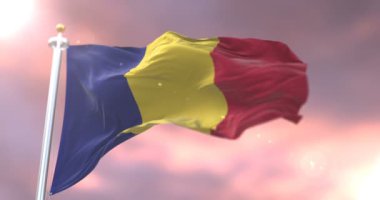 Romanya bayrak sallayarak rüzgarda, yavaş mavi gökyüzü ile döngü