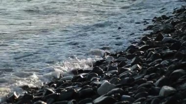 Shore taş ve çakıl sahilde dalgalar deniz günbatımı banyo
