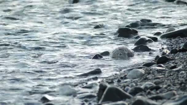 Olas Mar Bañando Guijarros Piedras Playa Atardecer — Vídeo de stock