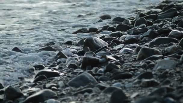 Kövekkel Kavicsokkal Egy Beach Part Fürdött Tenger Hullámai Utolsó Fény — Stock videók