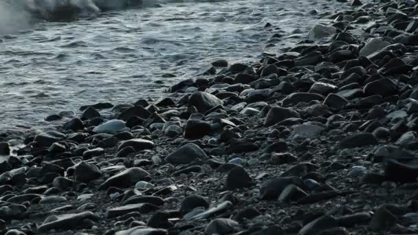 Guijarros Piedras Bañadas Por Olas Marinas Atardecer Amanecer — Vídeo de stock