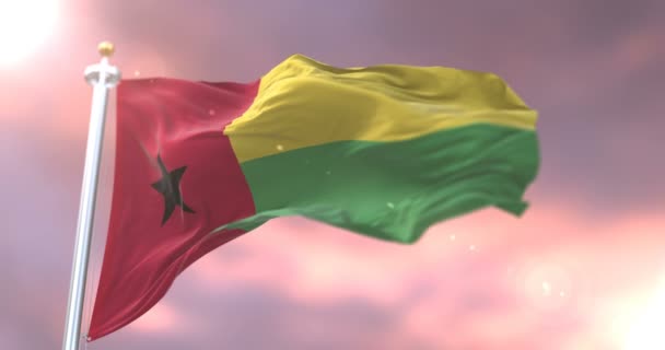 几内亚比绍国旗在风中挥舞着缓慢的日落 — 图库视频影像