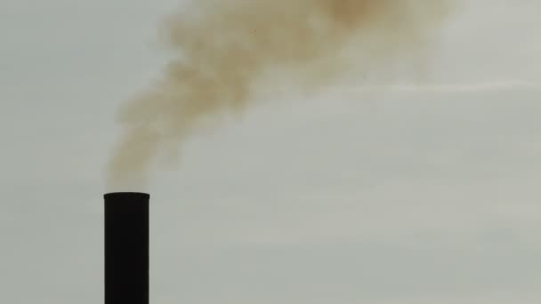 Tour Cheminée Industrielle Expulsant Fumée Dans Une Usine Industrielle Coucher — Video