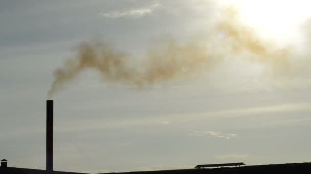 Kaminturm Atmet Bei Sonnenuntergang Verschmutzten Rauch Industrieanlage Ein — Stockvideo