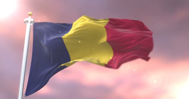 乍得共和国国旗挥舞着风在日落 — 图库视频影像