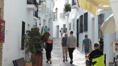Endülüs tipik bir sokakta yürüyen turist