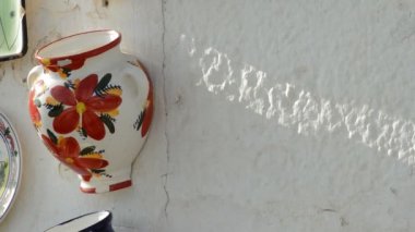 El yapımı seramik vazo badanalı bir Endülüs badanalı duvar
