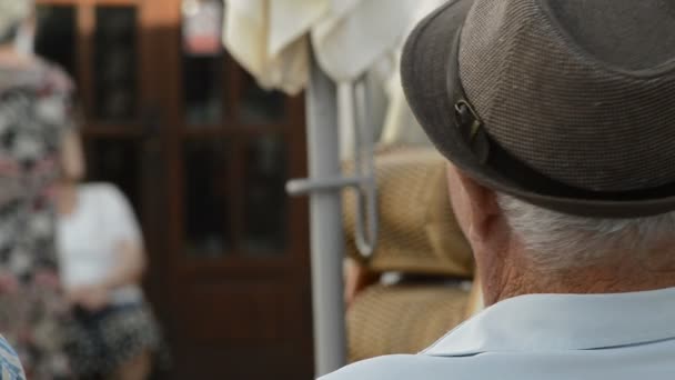 Gün Batımında Genel Bir Parkta Şapkalı Yaşlı Adam — Stok video