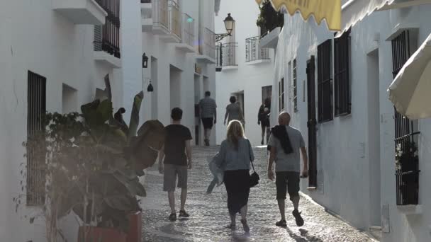 Mensen Lopen Een Typisch Straat Van Frigiliana Andalusië — Stockvideo