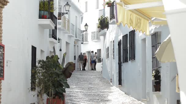 Туристы Гуляющие Типичной Улице Фригилиана Андалусия — стоковое видео
