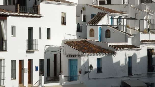 Casas Clásicas Con Puertas Azules Pueblo Mediterráneo — Vídeo de stock