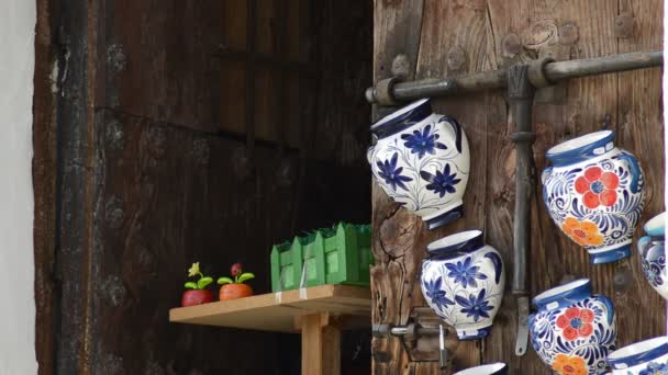 店でアンダルシアの典型的なドアに手作りのセラミック花瓶 — ストック動画