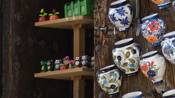handgefertigte Keramikvasen und andere Objekte in einer typischen andalusischen Tür in einem Geschäft