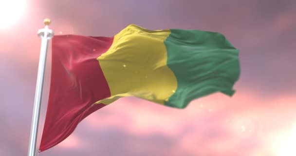 Flagga Guinea Vinkade Vind Långsam Vid Solnedgången Loop — Stockvideo