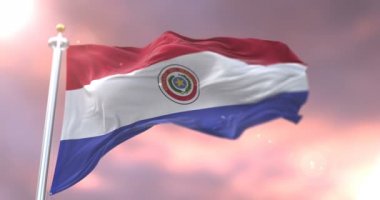 Yavaş, döngü içinde gün batımında, Paraguay sallayarak bayrak Rüzgar