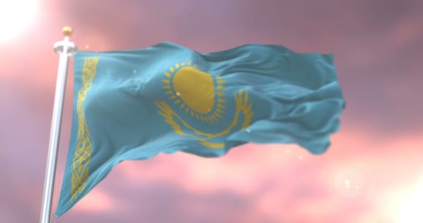 Vlag Van Kazachstan Zwaaien Bij Wind Bij Zonsondergang Traag Lus — Stockvideo