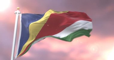 Rüzgar Seyşel Adaları bayrak sallayarak, içinde yavaş günbatımı, döngü