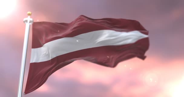 Yavaş Döngü Içinde Gün Batımında Letonya Sallayarak Bayrak Rüzgar — Stok video