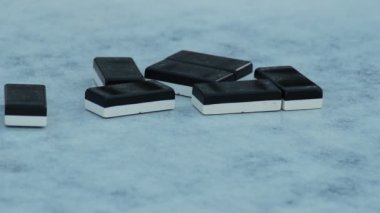 Yaşlı domino oyuncu maç domino başlangıç