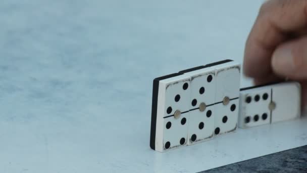 Het Spelen Van Een Wedstrijd Domino — Stockvideo