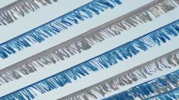Wit Blauw Kermis Decoraties Met Blauwe Lucht Verplaatsen Wind — Stockvideo