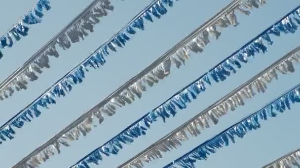 带形状的露天集市装饰 蓝色的天空在风中移动 — 图库视频影像