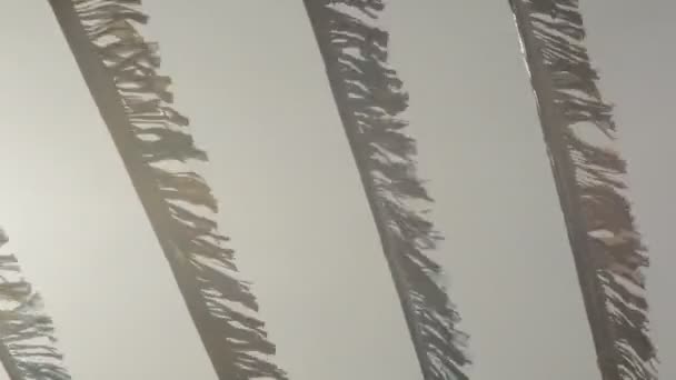 Rüzgar Günbatımında Hareket Şeritler Şeklinde Panayır Dekorasyon — Stok video
