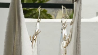 Eski ahşap clothespins ile tutturulmuş bir clothesline asılı iç Çamaşırhane