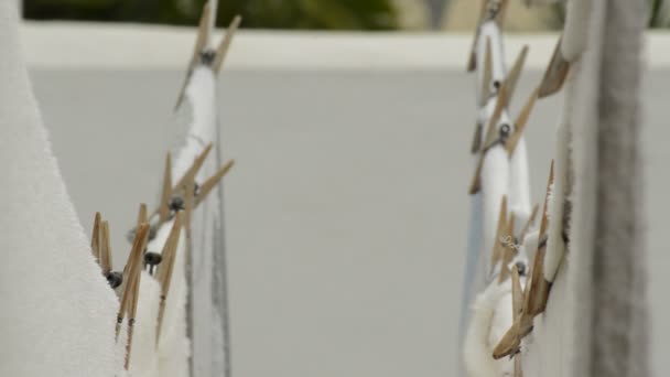 Vieux vêtements en bois chevilles dans une ligne de lavage une journée nuageuse 