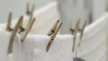 Bulutlu bir günde ahşap giysi mandal bir yıkama hattı