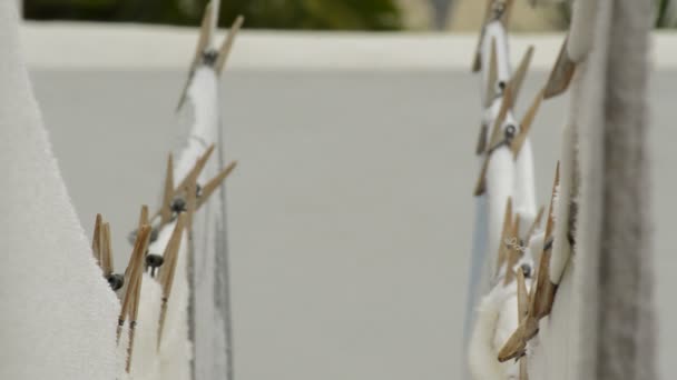 Vieux vêtements en bois chevilles dans une ligne de lavage une journée nuageuse 