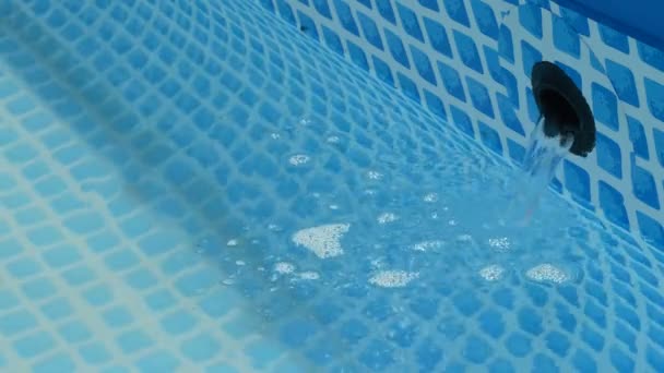 Vullen Van Een Klein Zwembad Met Water — Stockvideo