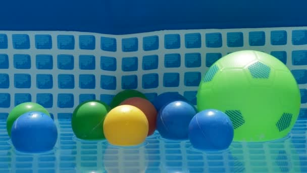 Ballen Van Verschillende Kleuren Zwevend Het Water Van Een Klein — Stockvideo