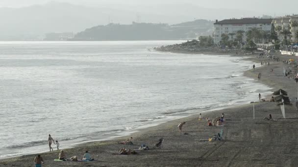 夏の人々 と地中海のビーチ — ストック動画