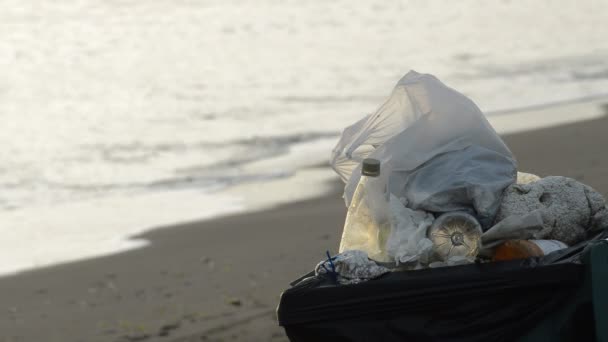 Plastic Afval Een Container Naast Het Strand Bij Zonsondergang — Stockvideo