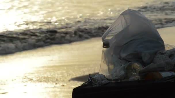 Lixo Plástico Recipiente Lado Praia — Vídeo de Stock