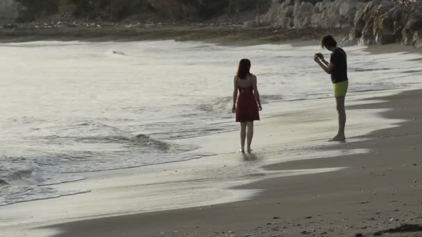 Dívka Procházky Jako Model Pláž Chlapce Nahrávání Video Sekvencí — Stock video
