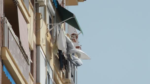 Kleding Opgehangen Aan Droge Buitenkant Gevel Van Een Groot Gebouw — Stockvideo