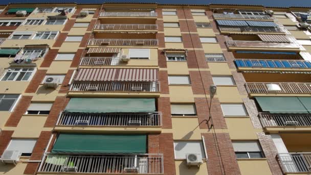 Fachada Gran Edificio Residencial Con Muchos Pisos Día Soleado — Vídeo de stock