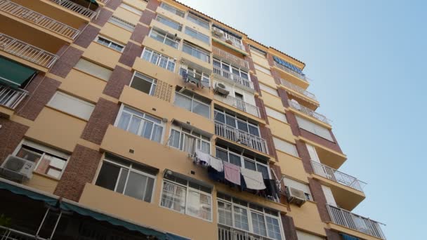 Fachada Gran Edificio Residencial Con Muchas Plantas Panorámica — Vídeos de Stock