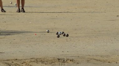 Güneşli bir günde Petanque oynuyorum.
