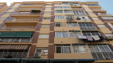 Çok katlı büyük bir konut binasının cephe
