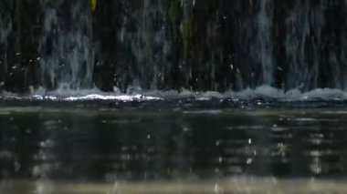 Nehirdeki küçük bir şelale üzerinden düşen saf dağ su