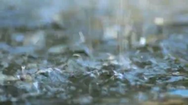 Bir çeşme suya düşen su damlaları