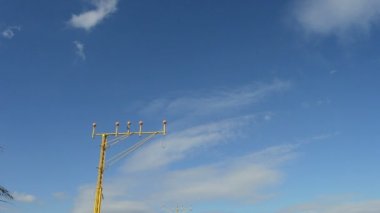 Aşağı uçan uçak ve havaalanına gelen açılış