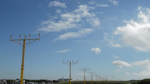 Avión Aterrizando Aeropuerto — Vídeo de stock