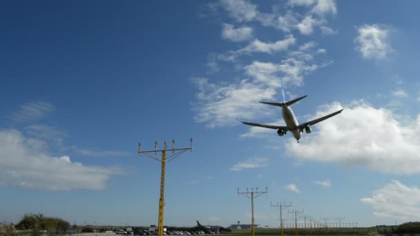 Uçan Havaalanına Iniş Uçak — Stok video