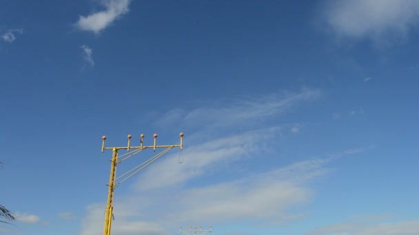 Avión Volando Aterrizando Llegando Aeropuerto — Vídeos de Stock