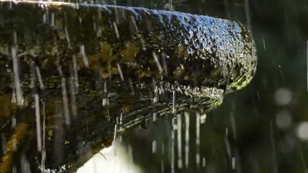 Νερό Που Πέφτει Μια Αρχαία Πέτρινη Κρήνη — Αρχείο Βίντεο